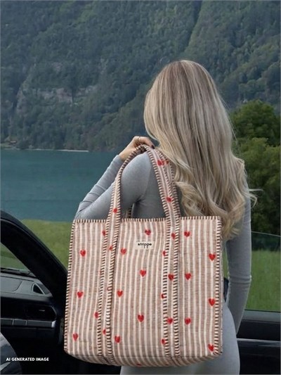 LOVE BOMBING - Kalp Desenli Bej Pamuklu Kumaş Günlük Omuz Çantası  - Tote Bag