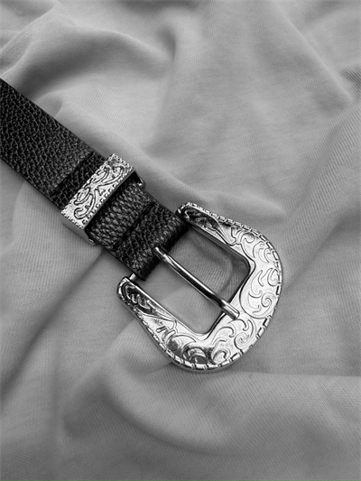 Gümüş Toka Detaylı Siyah Kemer