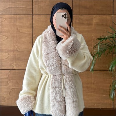 Kürk Detaylı Angora Triko Bej Hırka – Belden Bağcıklı, Yumuşak Dokulu