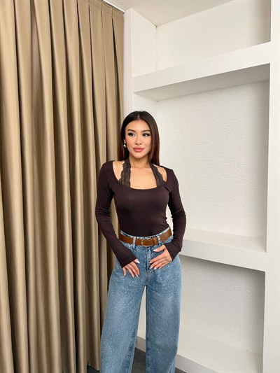 Dantel Boyundan Geçmeli Bluz Kahve