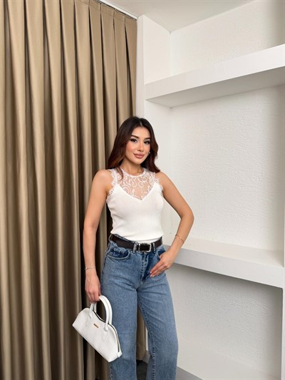 Dantel Garnili Sıfır Kol Bluz Beyaz