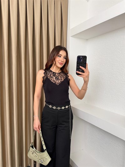 Dantel Garnili Sıfır Kol Bluz Siyah