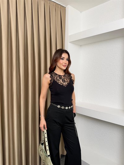 Dantel Garnili Sıfır Kol Bluz Siyah