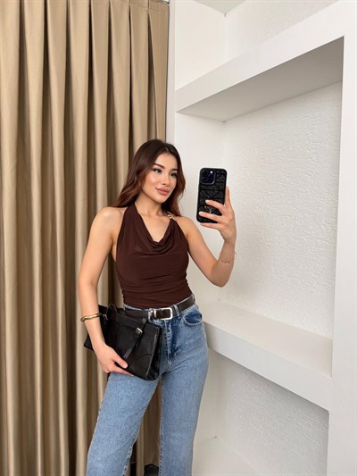 Degaje Yaka Aksesuar Detaylı Bluz Kahve