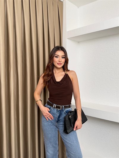 Degaje Yaka Aksesuar Detaylı Bluz Kahve