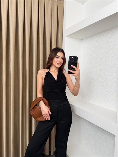 Degaje Yaka Aksesuar Detaylı Bluz Siyah