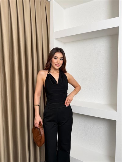 Degaje Yaka Aksesuar Detaylı Bluz Siyah