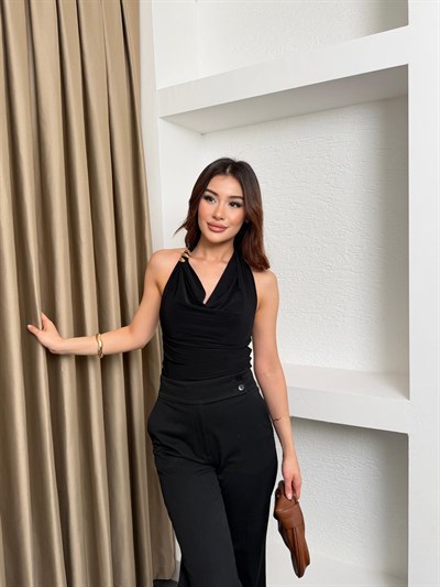 Degaje Yaka Aksesuar Detaylı Bluz Siyah