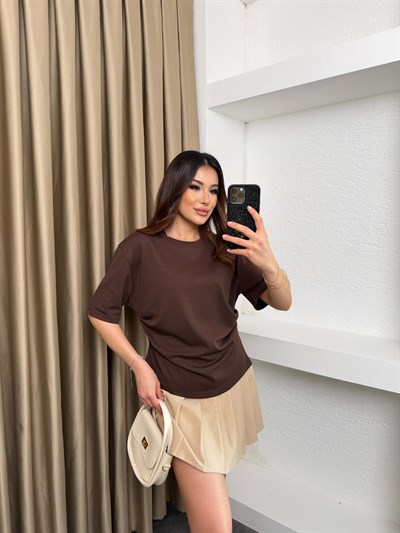 Yan Büzgülü Sırt Yırtmaç Detaylı Tişört Kahve