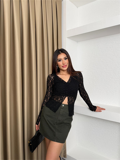 Yırtmaç Detay Dantel Crop Siyah