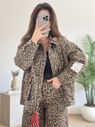 Broş Detaylı Leopar Desenli Ceket