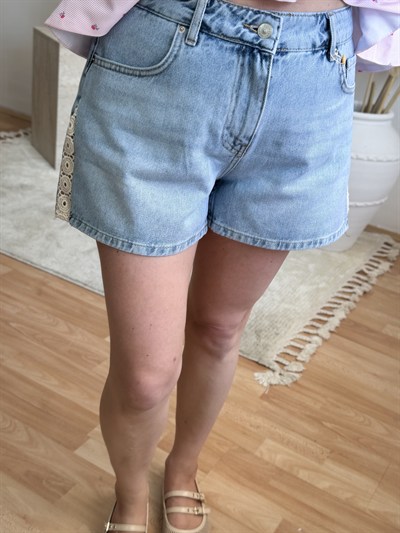 Dantel Şerit Detaylı Denim Şort