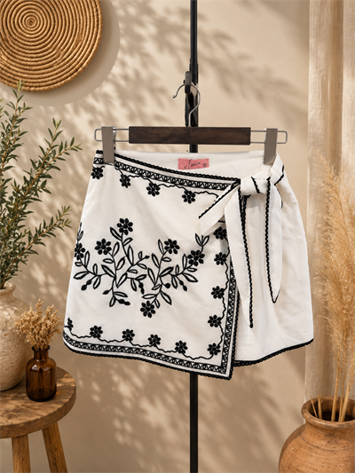 Nakış İşlemeli Şort Etek & Bağlamalı Crop Takım