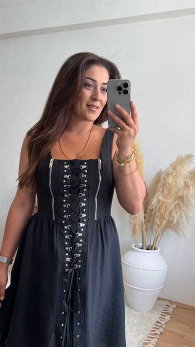 Taş ve Bağcık Detaylı Mini Elbise – Siyah