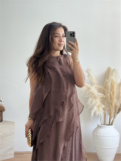 Volan Detaylı Maxi Elbise – Kahve