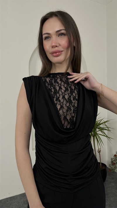 Degaje Yaka İç Dantelli Bluz Siyah Renk