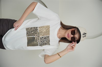 Taş Ve Leopar Detaylı Şık Basic T-Shirt Krem Rengi