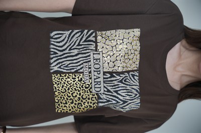 Taş Ve Leopar Detaylı  Şık Basic T-Shirt Kahve Rengi