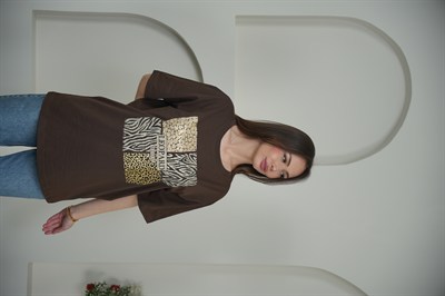 Taş Ve Leopar Detaylı  Şık Basic T-Shirt Kahve Rengi