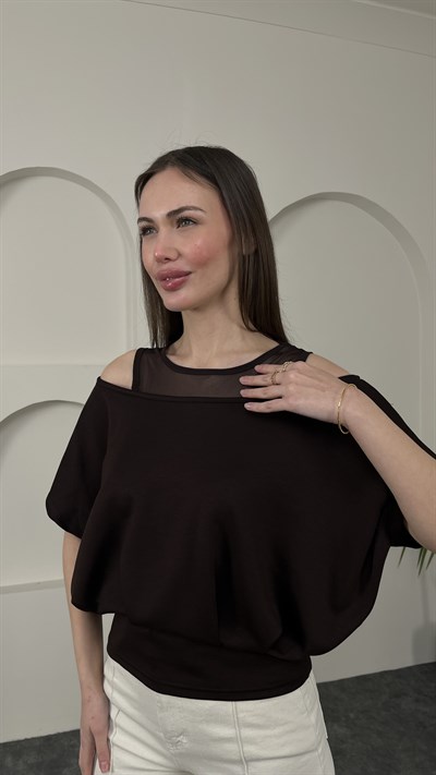 Tül Detaylı Omuz Açık Tişört Kahve Rengi