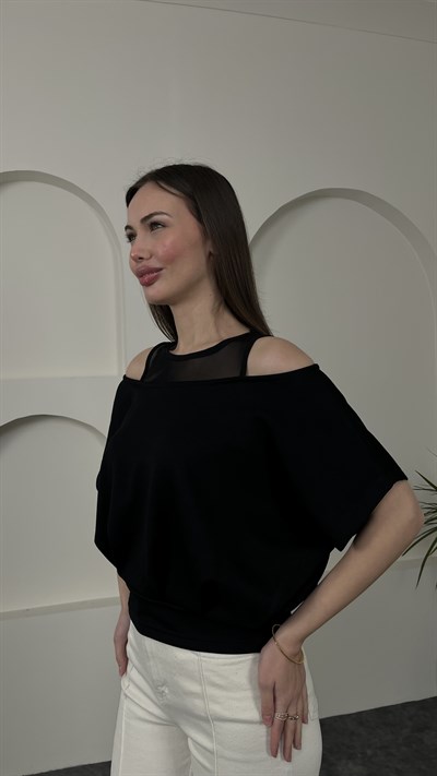 Tül Detaylı Omuz Açık Tişört Siyah Renk