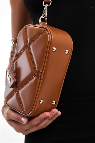 Küçük Boy Nakış Detaylı Crossbody Çapraz Askılı Kadın Omuz Çantası Taba