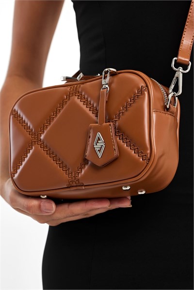 Küçük Boy Nakış Detaylı Crossbody Çapraz Askılı Kadın Omuz Çantası Taba