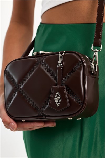 Küçük Boy Nakış Detaylı Crossbody Çapraz Askılı Kadın Omuz Çantası Kahve