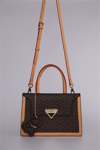 Monogram Baskılı Charm Detaylı Uzun Askılı Şık Tasarım Kadın El ve Omuz Çantası Kahverengi