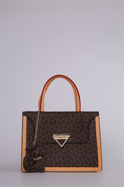 Monogram Baskılı Charm Detaylı Uzun Askılı Şık Tasarım Kadın El ve Omuz Çantası Kahverengi
