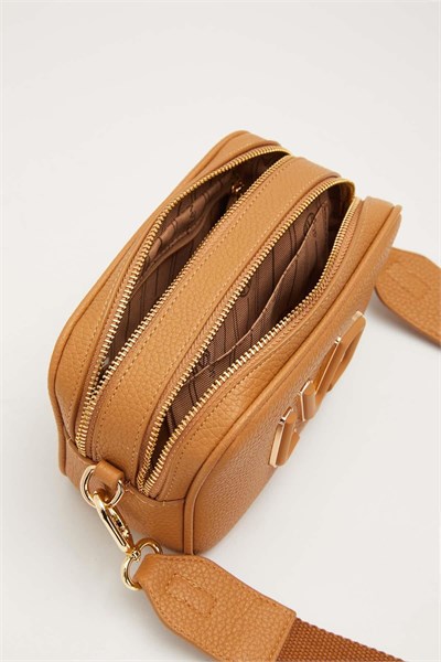 Uzun Askılı Küçük Boy Crossbody Çift Bölmeli Logo Detaylı Kadın Günlük Omuz Çantası Camel