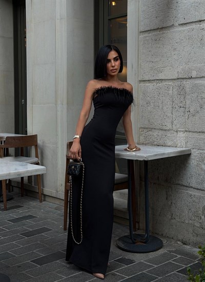 Siyah Tüy Detaylı Yırtmaçlı Straplez Maxi Elbise