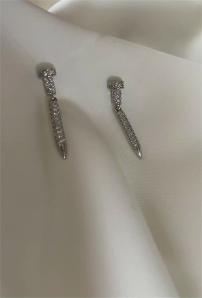 Çivi Sallantılı Küpe 