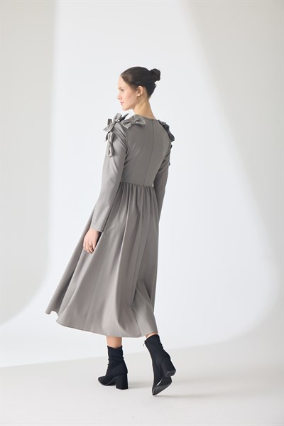 Grace Omuz Detaylı Gri Elbise