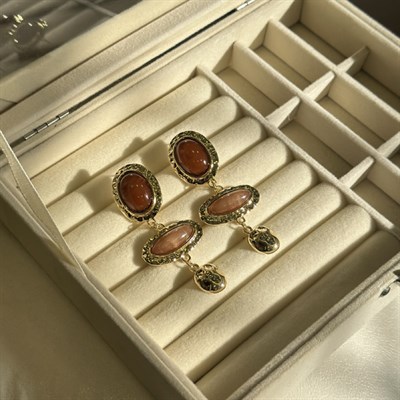 Kahverengi Sallantılı Taş Küpe