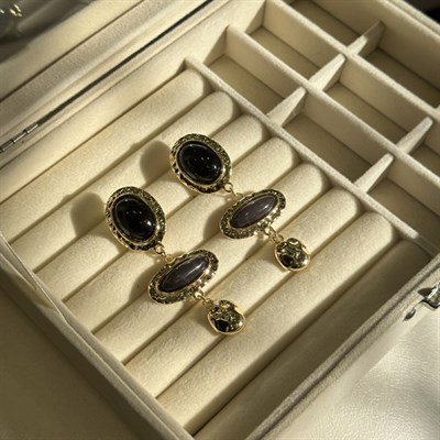 Siyah Sallantılı Taş Küpe