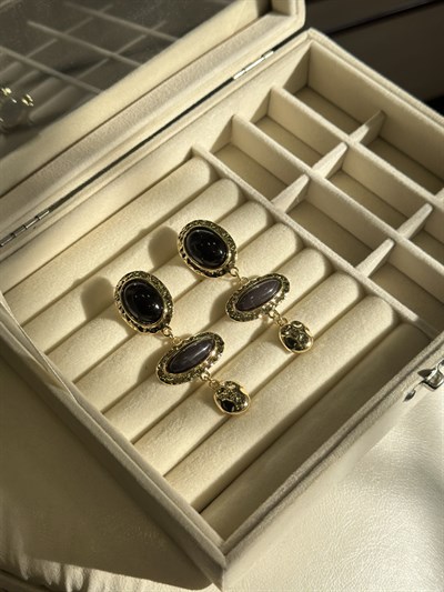 Siyah Sallantılı Taş Küpe