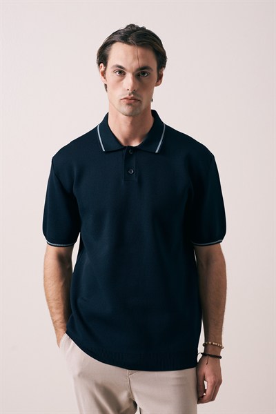 REGULAR FIT YAKA KOL DETAYLI DÜĞMELİ POLO TRİKO T-SHIRT
