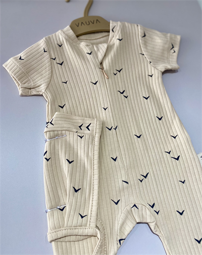 Bebek Tulum & Şapka Takımı – Bej Kuş Desenli