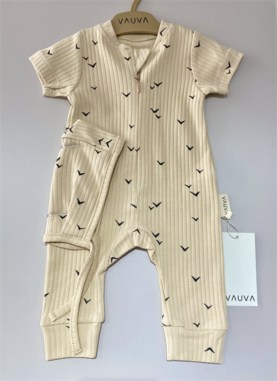 Bebek Tulum & Şapka Takımı – Bej Kuş Desenli