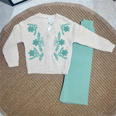 Çiçek Desenli Triko Kız Çocuk Takımı – V Yaka Hırka & Düz Triko Pantolon