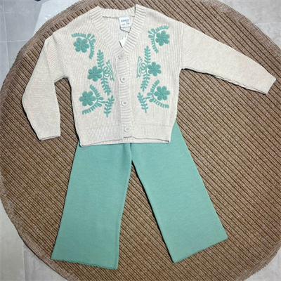 Çiçek Desenli Triko Kız Çocuk Takımı – V Yaka Hırka & Düz Triko Pantolon