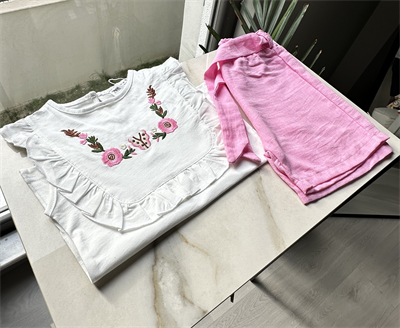 Çiçek Nakışlı Fırfırlı Bluz ve Pembe Keten Şort Takım