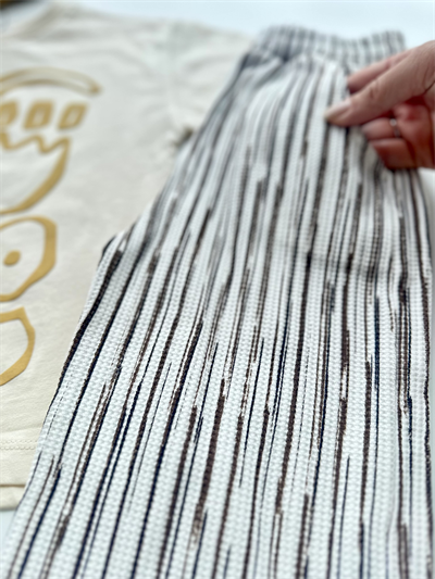 Çocuk Takım – Krem Tişört & Çizgili Pantolon