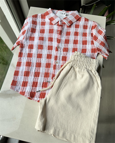 Kırmızı Ekoseli Gömlek ve Krem Şort Takım