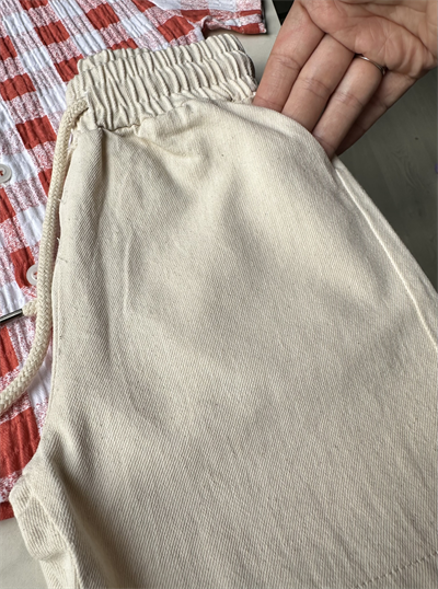 Kırmızı Ekoseli Gömlek ve Krem Şort Takım