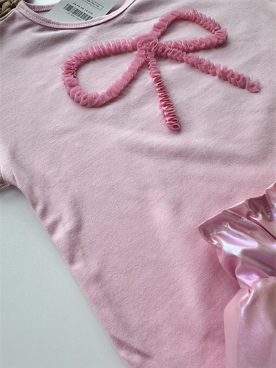 Kurdele Detaylı Tişört & Parlak Pembe Etek Takımı