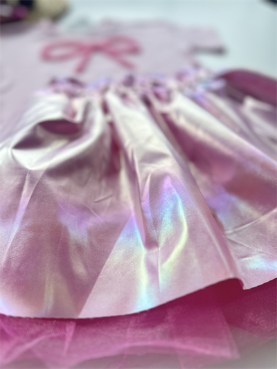 Kurdele Detaylı Tişört & Parlak Pembe Etek Takımı