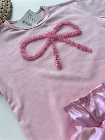 Kurdele Detaylı Tişört & Parlak Pembe Etek Takımı