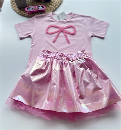 Kurdele Detaylı Tişört & Parlak Pembe Etek Takımı